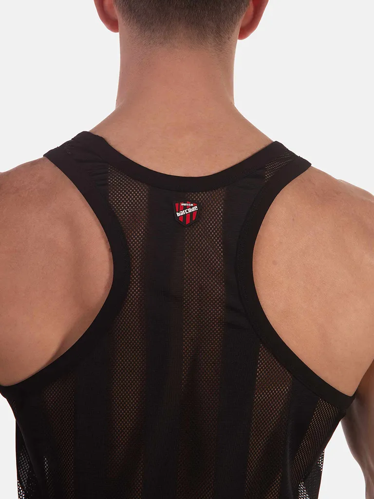 Detalle del escudo bordado en la espalda de la camiseta de tirantes Tobías negra de Barcode Berlin