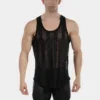 Hombre de frente con camiseta de tirantes de rejilla negra Tobías de Barcode Berlin