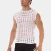 Modelo con camiseta sin mangas blanca Vinny de Barcode Berlin y shorts negros