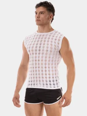 Modelo con camiseta sin mangas blanca Vinny de Barcode Berlin y shorts negros