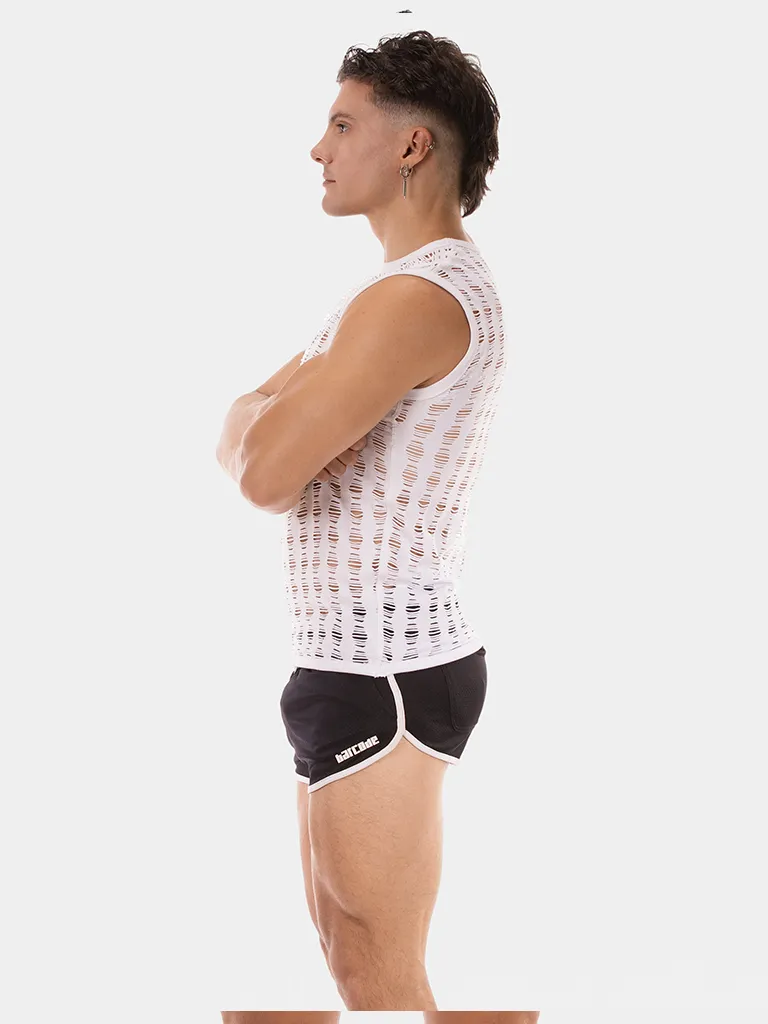 Vista lateral de la camiseta de tirantes blanca Vinny de Barcode Berlin con corte ajustado