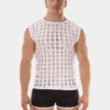Modelo de frente con camiseta de tirantes blanca perforada Vinny de Barcode Berlin