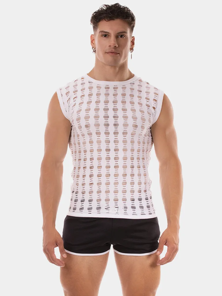Modelo de frente con camiseta de tirantes blanca perforada Vinny de Barcode Berlin