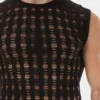 Detalle del tejido perforado de la camiseta de tirantes negra Vinny de Barcode Berlin