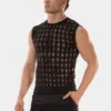 Modelo con camiseta de tirantes negra perforada Vinny de Barcode Berlin