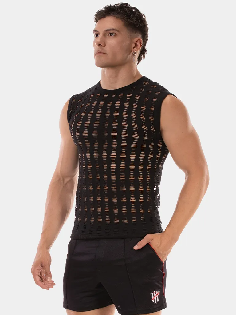 Modelo con camiseta de tirantes negra perforada Vinny de Barcode Berlin