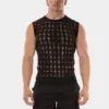 Modelo de frente con camiseta sin mangas negra Vinny de Barcode Berlin