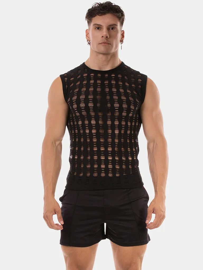 Modelo de frente con camiseta sin mangas negra Vinny de Barcode Berlin