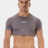 Modelo de frente con crop top hombre gris Talon de Barcode Berlin