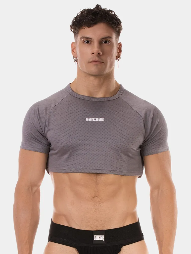 Modelo de frente con crop top hombre gris Talon de Barcode Berlin