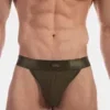 Detalle frontal del slip bikini army Viggo de Barcode Berlin con cinturilla y placa metálica