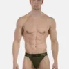 Modelo de frente con slip bikini army de canalé Viggo de Barcode Berlin