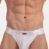 Detalle frontal del slip bikini blanco Viggo de Barcode Berlin con cinturilla y placa metálica