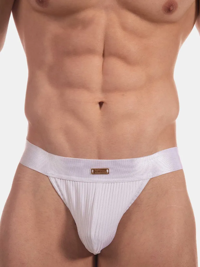 Detalle frontal del slip bikini blanco Viggo de Barcode Berlin con cinturilla y placa metálica