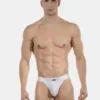 Modelo de frente con slip bikini blanco de canalé Viggo de Barcode Berlin
