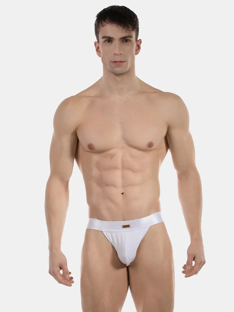 Modelo de frente con slip bikini blanco de canalé Viggo de Barcode Berlin
