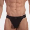 Detalle frontal del slip bikini negro Viggo de Barcode Berlin con cinturilla y placa metálica