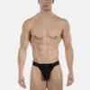 Modelo de frente con slip bikini negro de canalé Viggo de Barcode Berlin