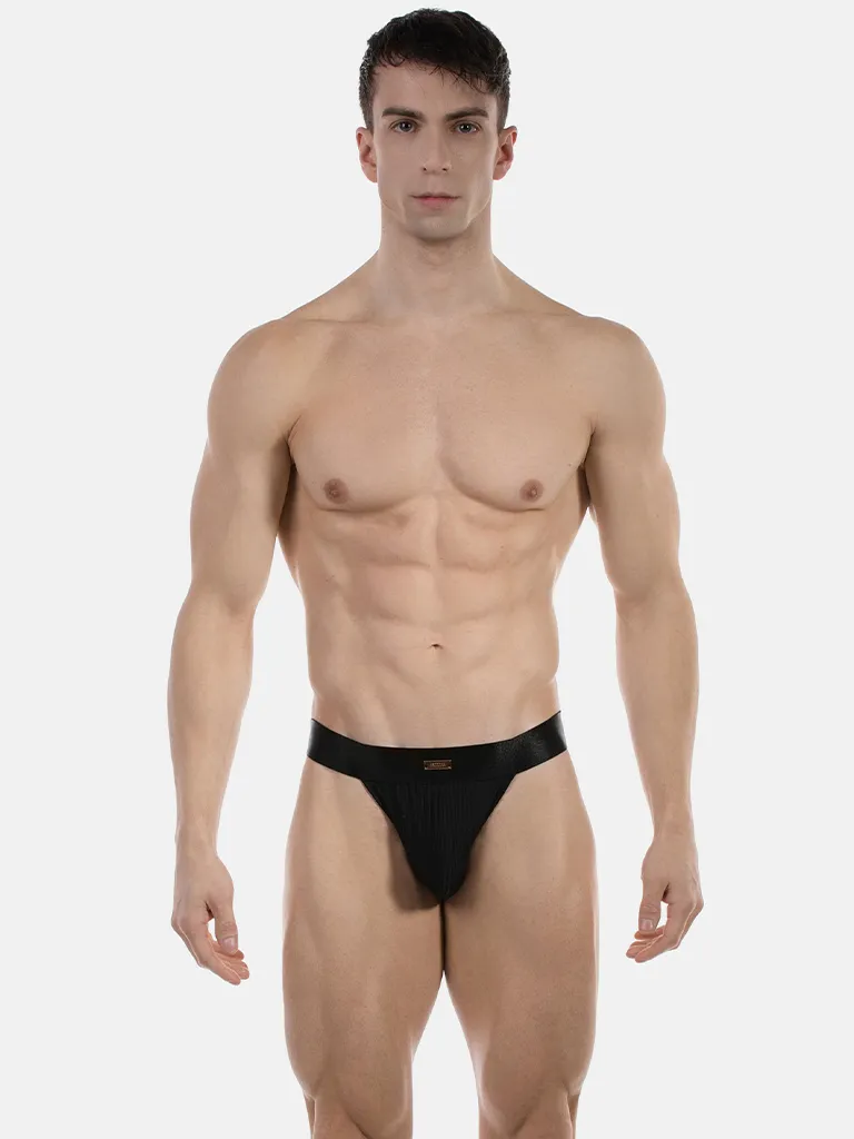 Modelo de frente con slip bikini negro de canalé Viggo de Barcode Berlin