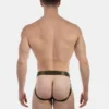 Vista trasera del jockstrap army Barnabie de Barcode Berlin con espalda abierta