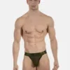 Hombre de frente con jockstrap verde army de canalé Barnabie de Barcode Berlin