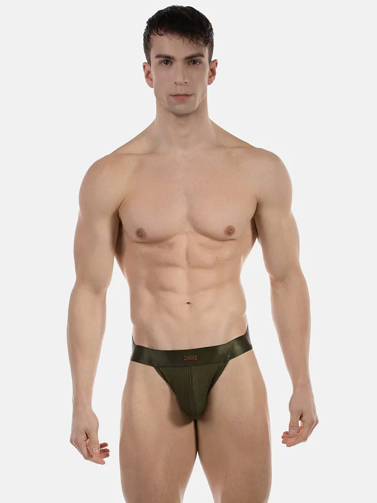 Hombre de frente con jockstrap verde army de canalé Barnabie de Barcode Berlin