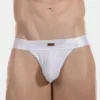 Detalle frontal del jockstrap blanco Barnabie de Barcode Berlin con canalé y placa metálica
