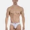 Hombre de frente con jockstrap blanco de canalé Barnabie de Barcode Berlin
