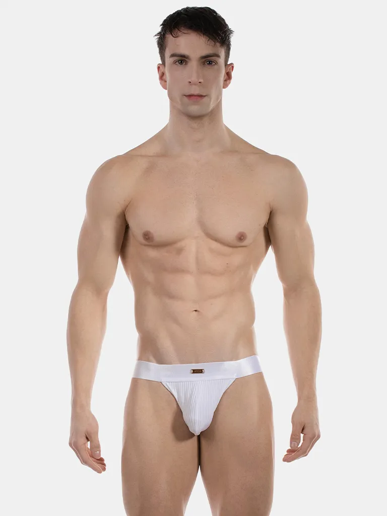Hombre de frente con jockstrap blanco de canalé Barnabie de Barcode Berlin