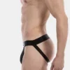 Vista lateral del jockstrap negro Barnabie de Barcode Berlin con tiras traseras