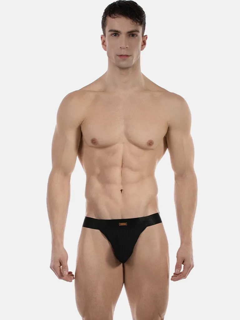 Hombre de frente con jockstrap negro de canalé Barnabie de Barcode Berlin