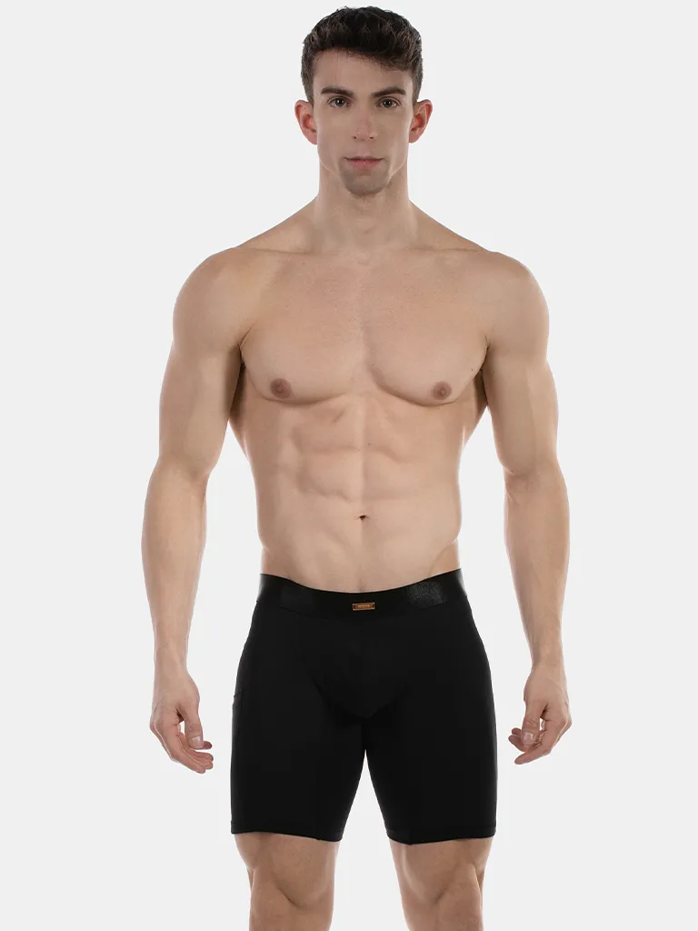 Modelo de frente con malla corta negra Emil de Barcode Berlin