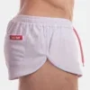 Vista lateral del short Costa blanco de Barcode Berlin con bajo curvado