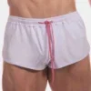 Detalle frontal del short Costa blanco de Barcode Berlin con cordón rojo y blanco