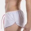 Vista lateral del short deportivo blanco Costa de Barcode Berlin con bolsillo trasero