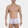 Modelo de frente con short deportivo blanco Costa de Barcode Berlin