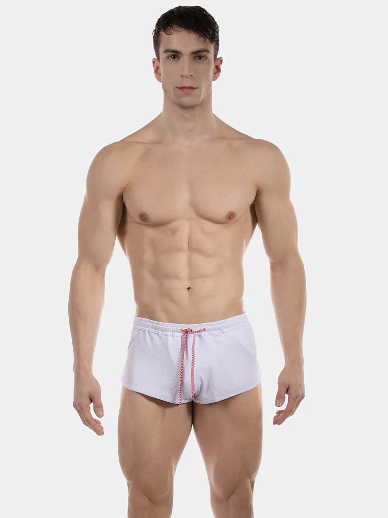 Modelo de frente con short deportivo blanco Costa de Barcode Berlin