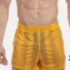 Hombre de frente con el short de rejilla amarillo Mikkel de Barcode Berlin