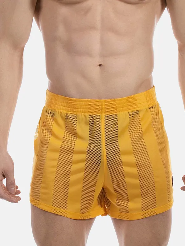 Hombre de frente con el short de rejilla amarillo Mikkel de Barcode Berlin