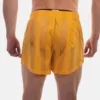 Detalle trasero con bolsillo del short de rejilla amarillo Mikkel de Barcode Berlin