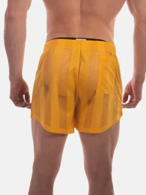 Detalle trasero con bolsillo del short de rejilla amarillo Mikkel de Barcode Berlin