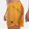 Detalle lateral y escudo Barcode del short de rejilla amarillo Mikkel