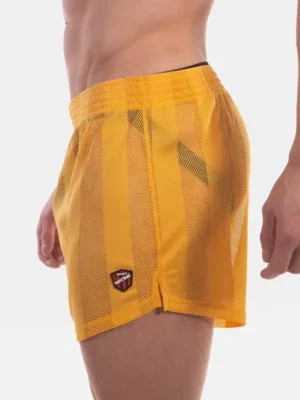 Detalle lateral y escudo Barcode del short de rejilla amarillo Mikkel