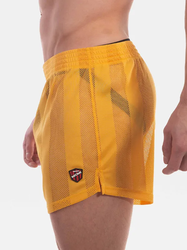 Detalle lateral y escudo Barcode del short de rejilla amarillo Mikkel