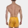 Vista trasera del short de rejilla amarillo Mikkel de Barcode Berlin