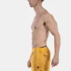 Vista lateral del short de rejilla amarillo con cintura negra Mikkel de Barcode Berlin