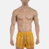Hombre de frente con el short de rejilla amarillo Mikkel de Barcode Berlin