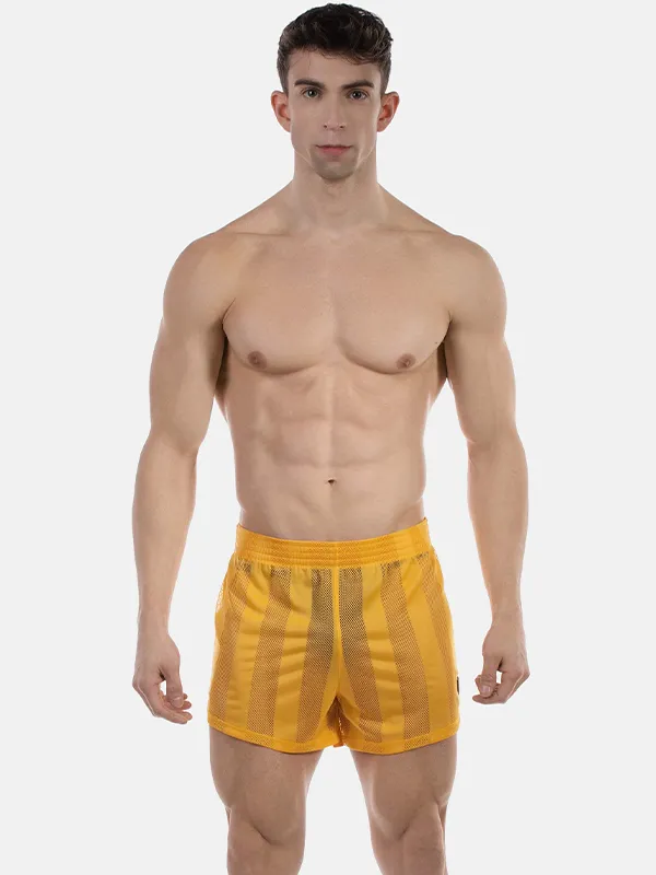 Hombre de frente con el short de rejilla amarillo Mikkel de Barcode Berlin