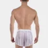 Vista trasera con bolsillo del short de rejilla blanco Mikkel de Barcode Berlin