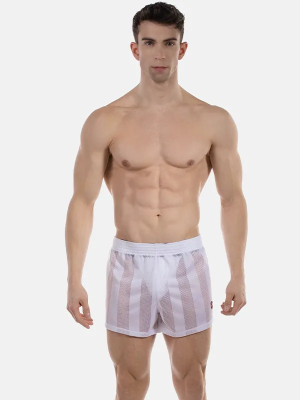 Hombre de frente con el short de rejilla blanco Mikkel de Barcode Berlin